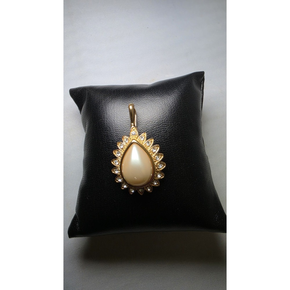 VINTAGE JOAN RIVERS FAUX PEARL RHINESTONE PENDANT CHARM